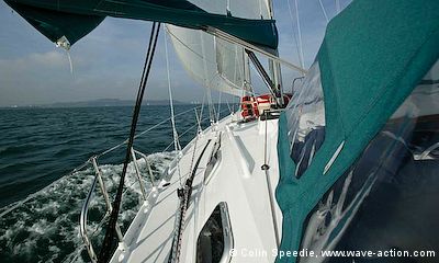 The OVNI 435 aluminum sailboat under jib, staysail and main