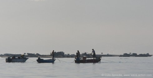 It was a slightly surreal experience to wake up at anchor in the middle of a busy fishing fleet. The fishermen were working right up to the viveiros, and probably didn't view us as being more than just another obstruction to work around and were cheerful and friendly.