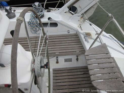 Simple plain bearing blocks are all that is needed to handle the control lines – expensive roller bearing blocks will suffer from excessive wear in practice, and so are unsuitable. Using snap hooks to link the wheel lines to the control lines helps to keep the cockpit clear when the gear is not in action. So if we need to make an emergency course alteration, we can disconnect the gear in seconds, either by loosening the butterfly nuts on the wheel brake, or pulling a snap shackle.