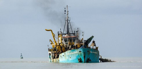 Dredger at work 4 dredger in the channel to Caravelas 174 721P0251
