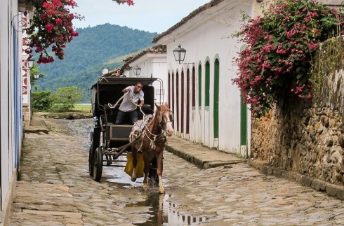 Life slows down in Paraty – horse drawn carriage
